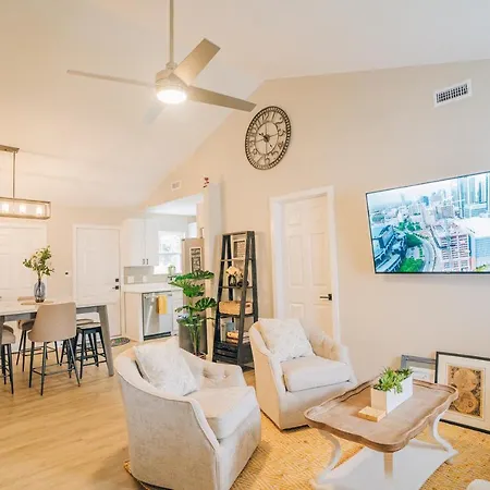 City Retreat - 4 Bedroom Oasis With King & Private Yard Near Downtown